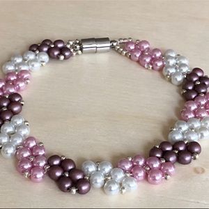 Handmade bracelet in three colors of glass pearls